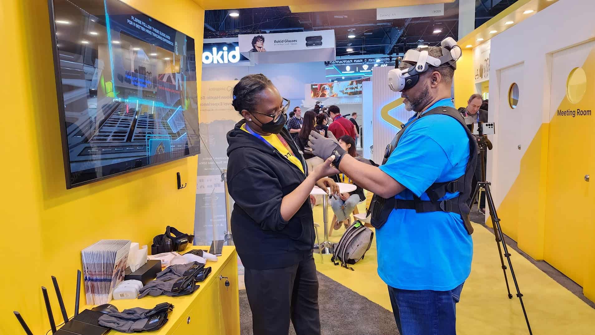CES 2025 - bHaptics Tactsuit Pro putting on the suit-01 | The Outerhaven CES 2025 - bHaptics Tactsuit Pro putting on the suit-01