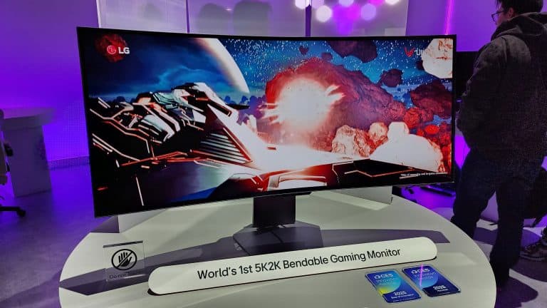 LG CES 2025 - Bendable 5K monitor -01