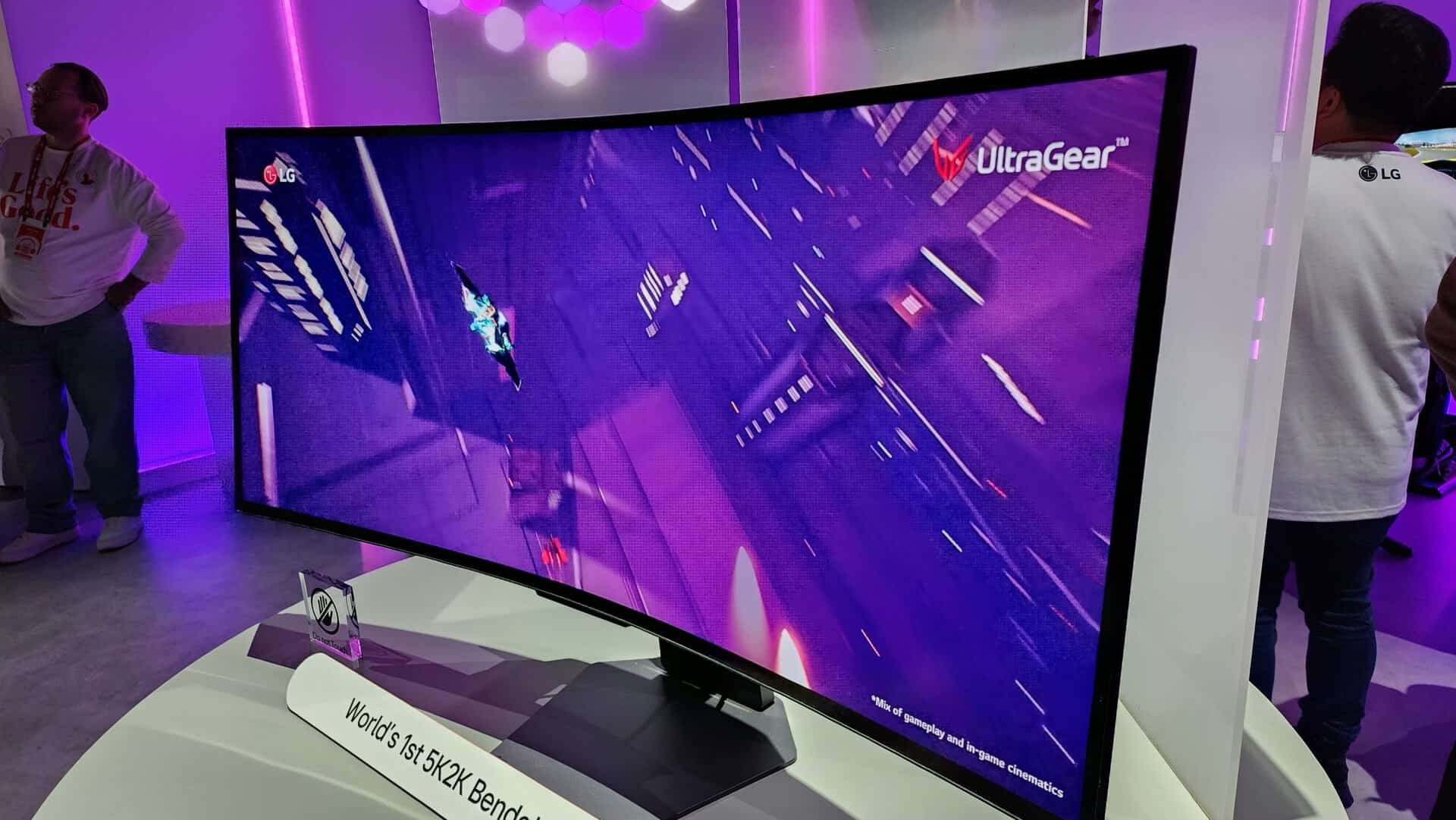 LG CES 2025 - Bendable 5K monitor -03 | The Outerhaven LG CES 2025 - Bendable 5K monitor -03